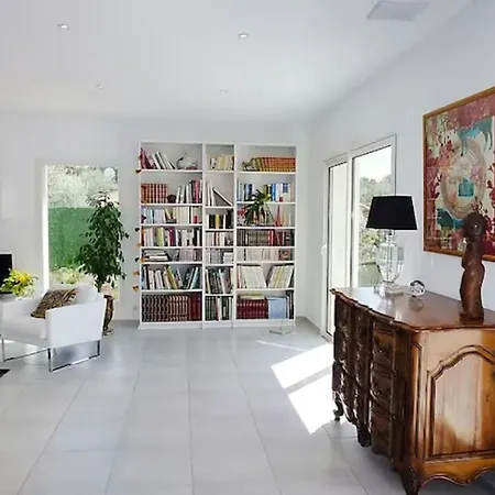 Maison Moderne Avec Parc Et Piscine فيلة *