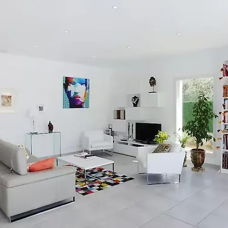 Maison Moderne Avec Parc Et Piscine *